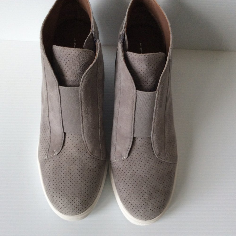 Linea Paolo Felicia Wedge Sneaker Suede Rock Gray